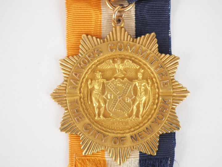 MEDAILLE DE RECOMPENSE OFFERTE PAR LE MAIRE DE NEW YORK A DIEUDONNE CO