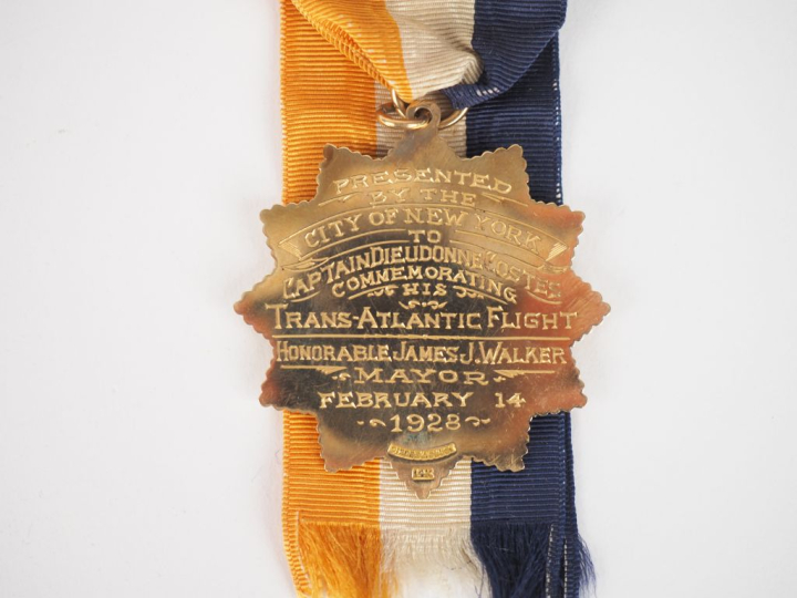 MEDAILLE DE RECOMPENSE OFFERTE PAR LE MAIRE DE NEW YORK A DIEUDONNE CO