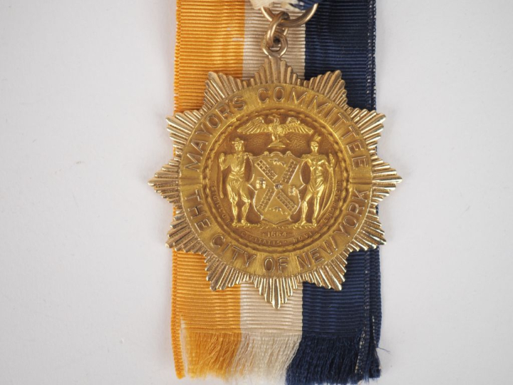 MEDAILLE DE RECOMPENSE OFFERTE PAR LE MAIRE DE NEW YORK A DIEUDONNE CO