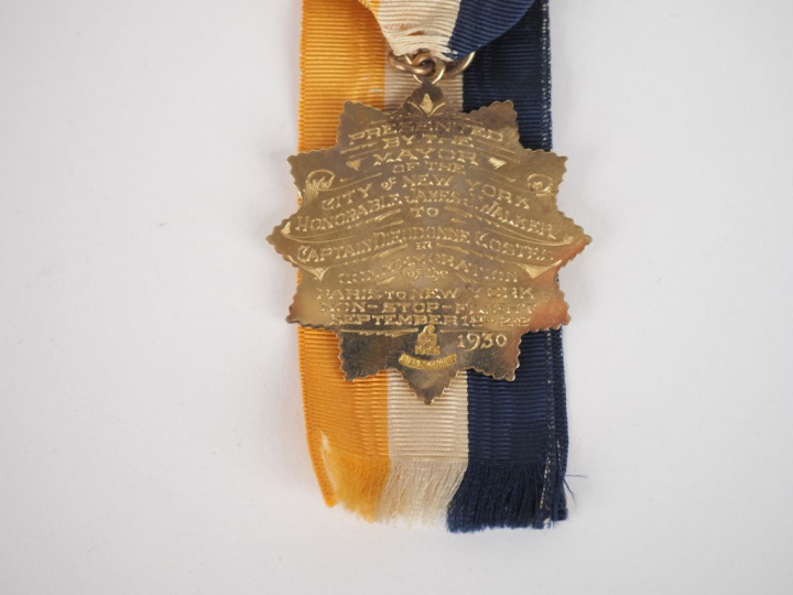 MEDAILLE DE RECOMPENSE OFFERTE PAR LE MAIRE DE NEW YORK A DIEUDONNE CO