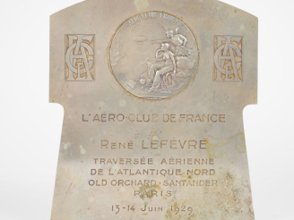 Vente aux enchères Médaille en argent de l'Aéroclub de France. Sur une plaque en métal ar