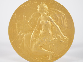 Vente aux enchères G. PRUD'HOMME.  Médaille en argent doré Ville de Paris. La ville de Pa