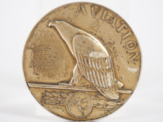 Vente aux enchères MASCAUX.  Médaille en argent doré "Aviation" "Voyage autour du Monde D