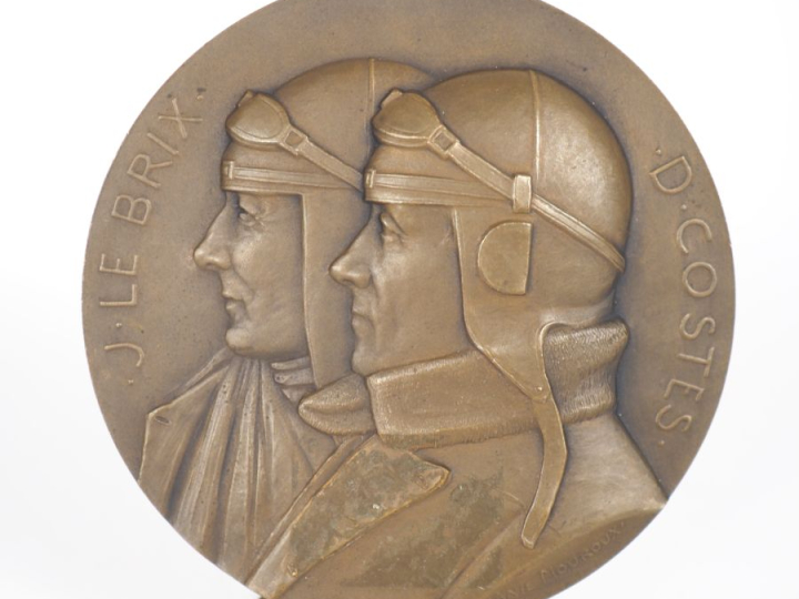 Anie MOUROUX.  Médaille en bronze J. Le Brix D. Costes Première traver