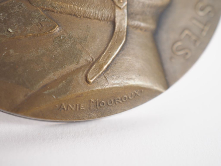 Anie MOUROUX.  Médaille en bronze J. Le Brix D. Costes Première traver