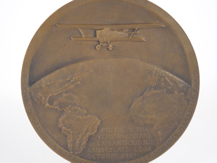 Anie MOUROUX.  Médaille en bronze J. Le Brix D. Costes Première traver