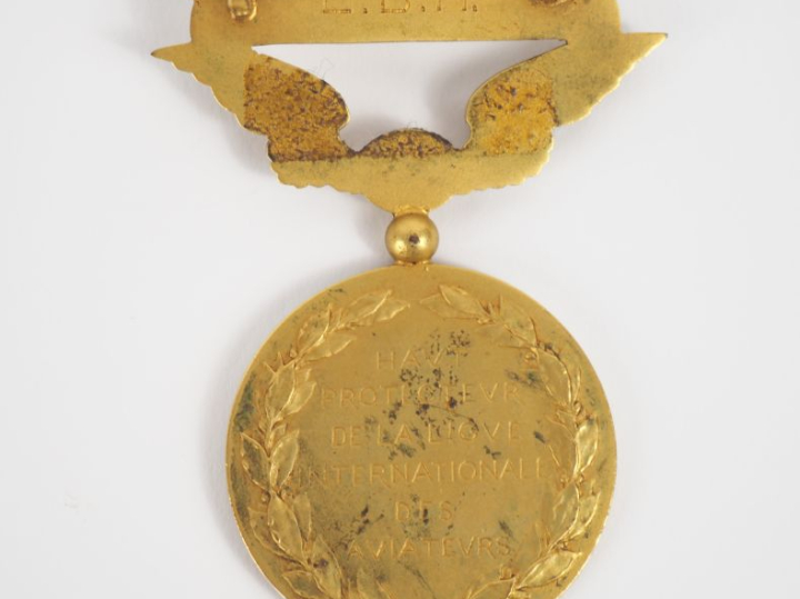 G. DEVREESE.  Médaille en métal doré à René Lefèvre, portant la mentio