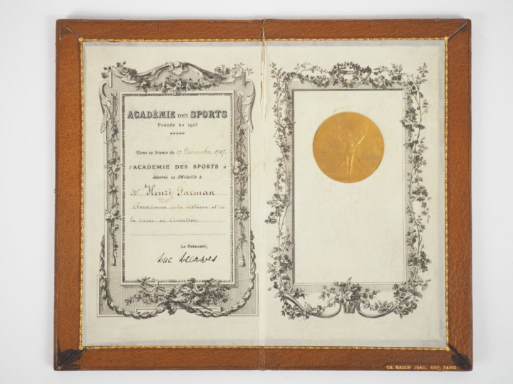 Médaille de l'Académie des Sports à Henri Farman en 1907 Recordman de 