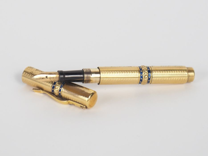 Stylo plume en plaqué or et émail bleu (plume en or 14 k).  Gravé de l