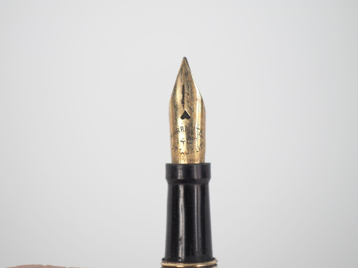 Stylo plume en plaqué or et émail bleu (plume en or 14 k).  Gravé de l