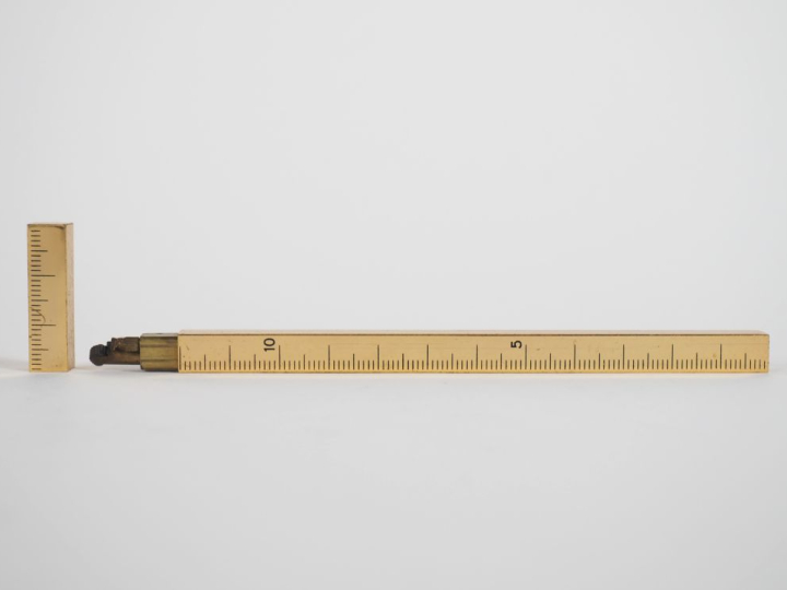 Règle briquet de 15 cm en métal doré.