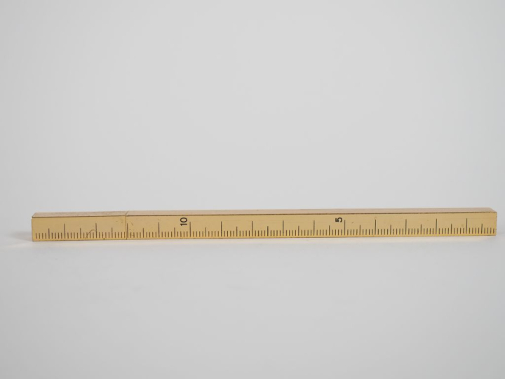 Règle briquet de 15 cm en métal doré.