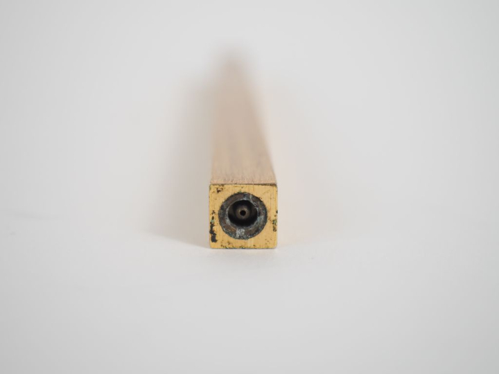 Règle briquet de 15 cm en métal doré.