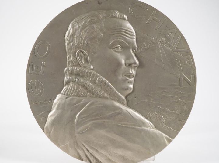SZIRMAI.  Grande plaque en métal argenté.  "portrait de Géo Chavez de 