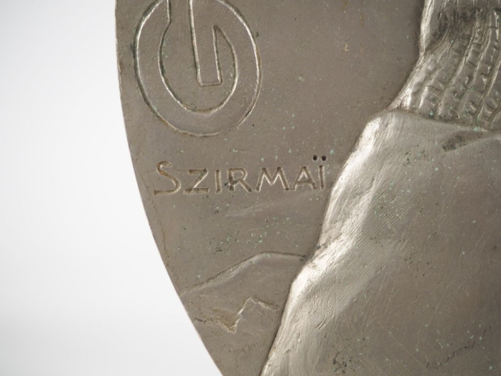 SZIRMAI.  Grande plaque en métal argenté.  "portrait de Géo Chavez de 