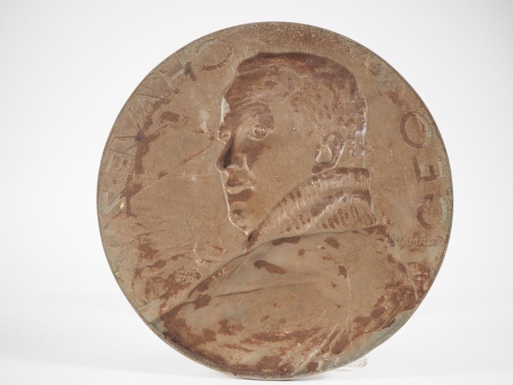 SZIRMAI.  Grande plaque en métal argenté.  "portrait de Géo Chavez de 