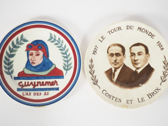 Vente aux enchères Ensemble de 2 assiettes commémoratives en Gien et Sarreguemines.  "Guy