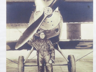 Vente aux enchères Reproduction de photographie en noir et blanc. "pilote devant son avio