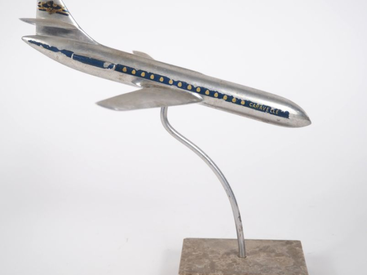 Avion bureau en métal chromé et marbre.  "Caravelle"