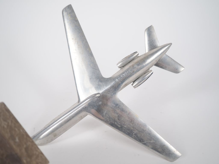 Avion bureau en métal chromé et marbre.  "Caravelle"