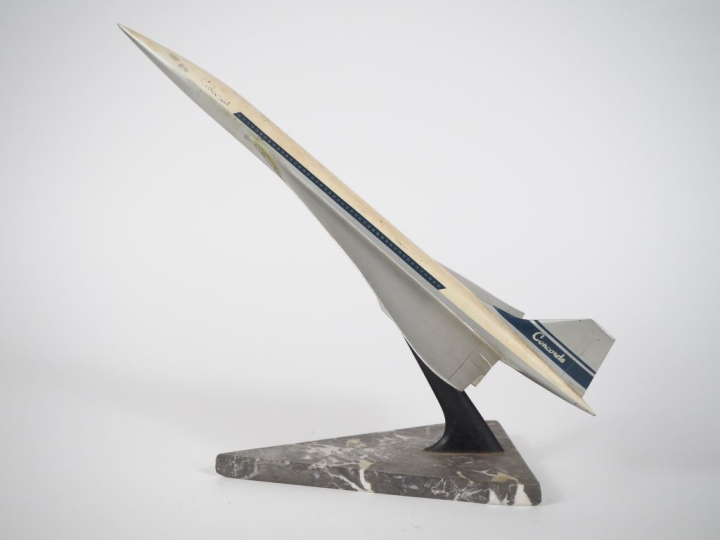 Avion bureau en métal polychrome.  "le Concorde"