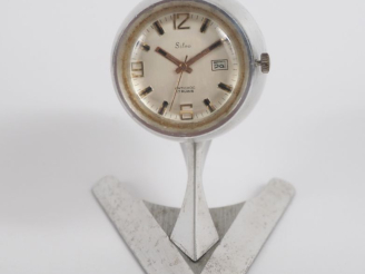 Vente aux enchères Montre SILCO, mécanisme dans un boitier en forme de réacteur.  Dim. 8 