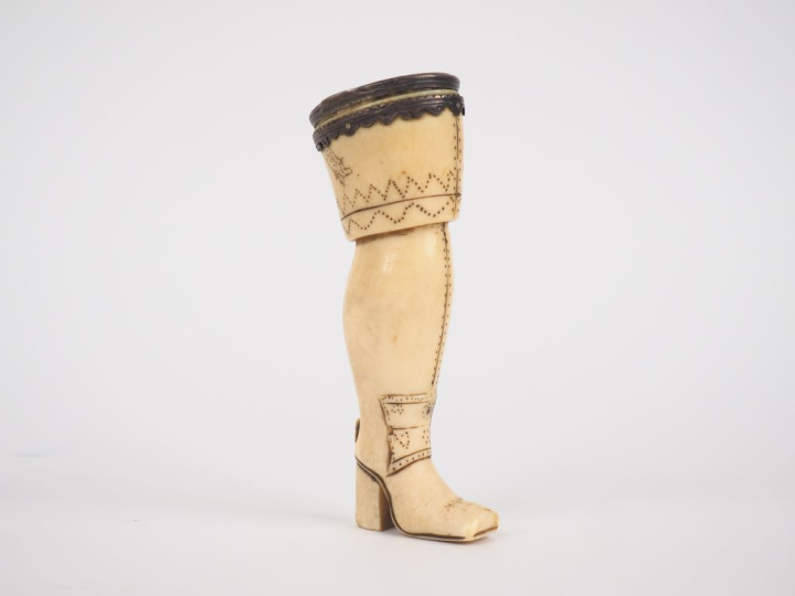 Tabatière XVIIIème en ivoire figurant une botte. H. 13 cm. Poids. 128 