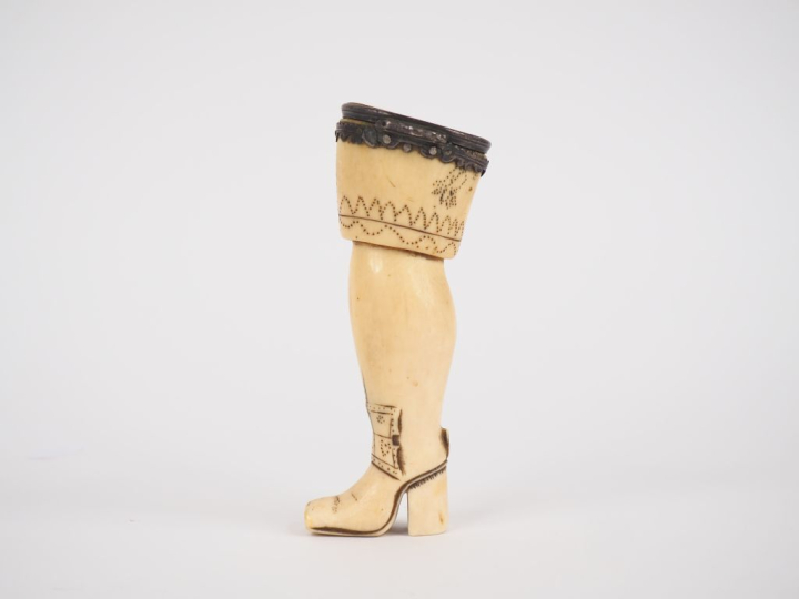 Tabatière XVIIIème en ivoire figurant une botte. H. 13 cm. Poids. 128 