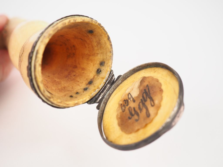 Tabatière XVIIIème en ivoire figurant une botte. H. 13 cm. Poids. 128 