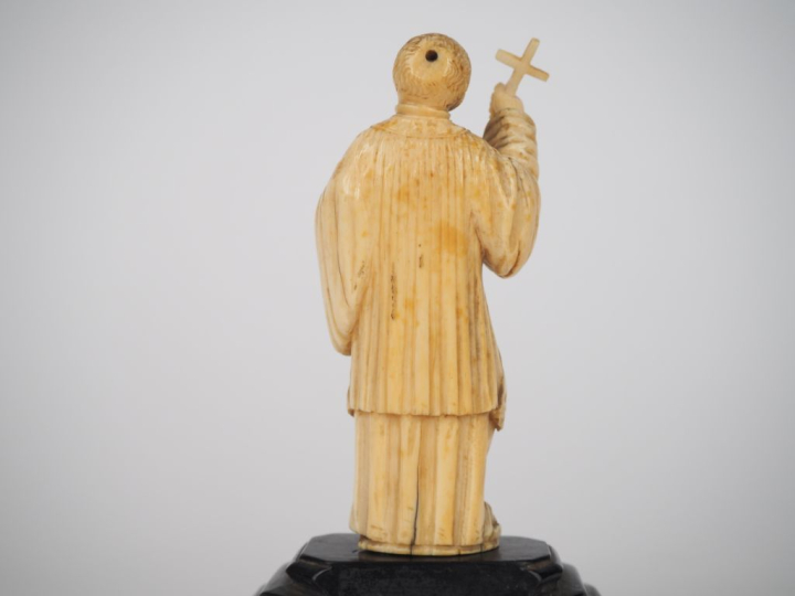 Ecole française XVIIIème. "Saint personnage" Sujet en ivoire sculpté s