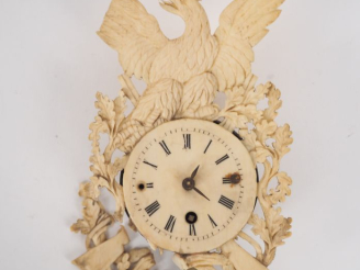 Vente aux enchères Cartel miniature début XIXème en ivoire à décor sculpté et ajouré de f