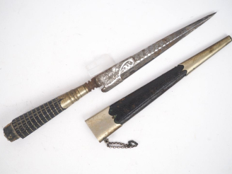 Vente aux enchères Couteau de chasse corse en bois noirci et métal, lame ciselée et légen