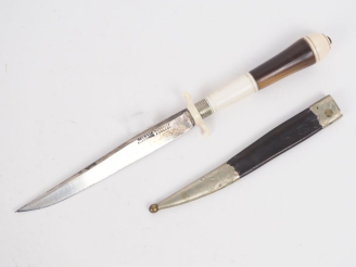Vente aux enchères Couteau 1900 en corne ivoire et métal avec son fourreau en cuir et mét