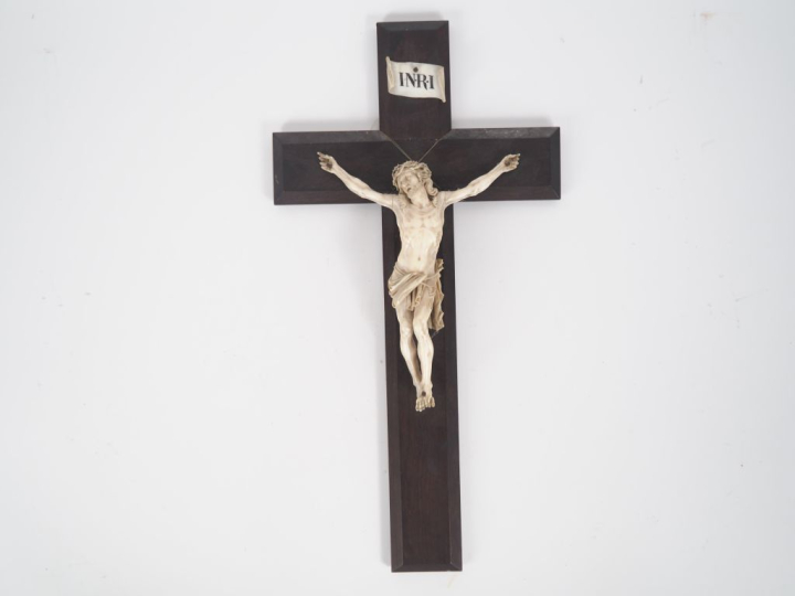 Crucifix en ivoire sculpté, sur sa croix en bois. Signé au dos "Hardy 