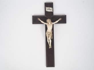 Vente aux enchères Crucifix en ivoire sculpté, sur sa croix en bois. Signé au dos "Hardy 