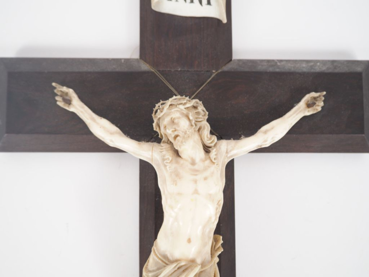 Crucifix en ivoire sculpté, sur sa croix en bois. Signé au dos "Hardy 