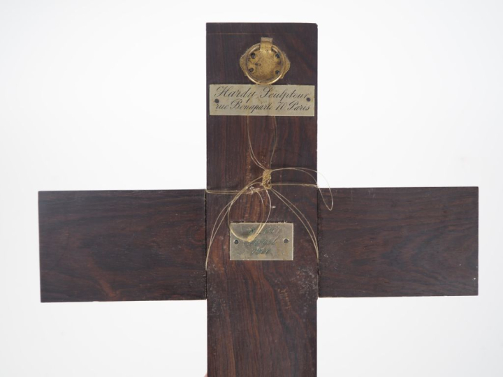 Crucifix en ivoire sculpté, sur sa croix en bois. Signé au dos "Hardy 