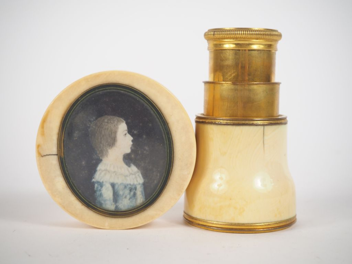 Boîte à fard XIXème en écaille et ivoire ornée en son centre d'une min