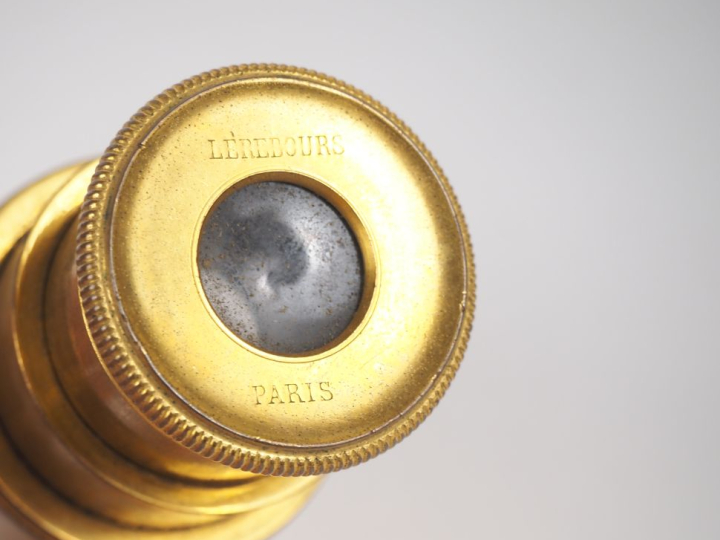 Boîte à fard XIXème en écaille et ivoire ornée en son centre d'une min