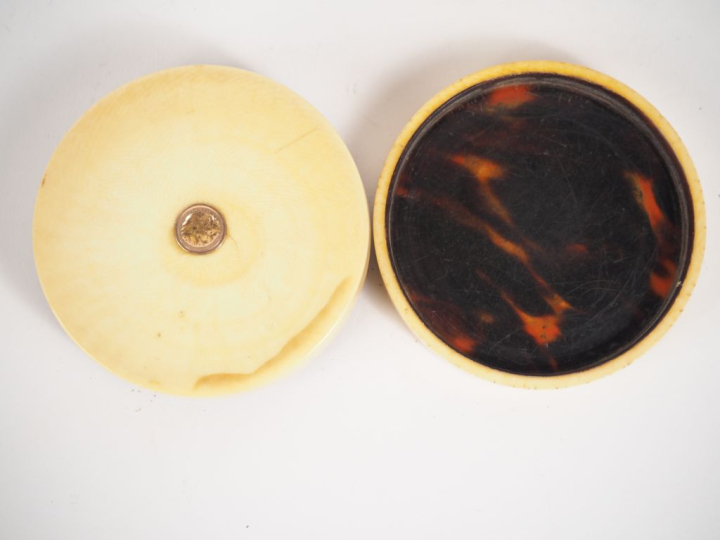 Boîte à fard XIXème en écaille et ivoire ornée en son centre d'une min