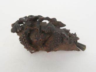 Vente aux enchères Poire à poudre en corozo à décor sculpté et ajouré de pampres et de fe