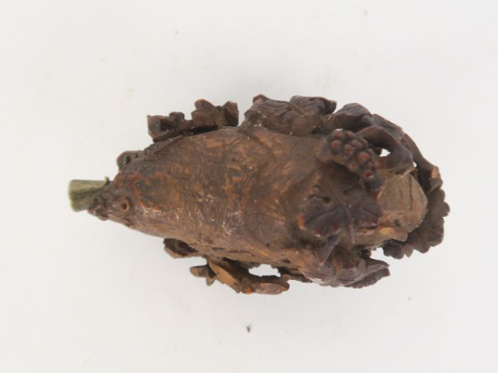 Poire à poudre en corozo à décor sculpté et ajouré de pampres et de fe