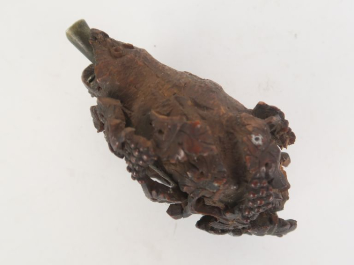 Poire à poudre en corozo à décor sculpté et ajouré de pampres et de fe