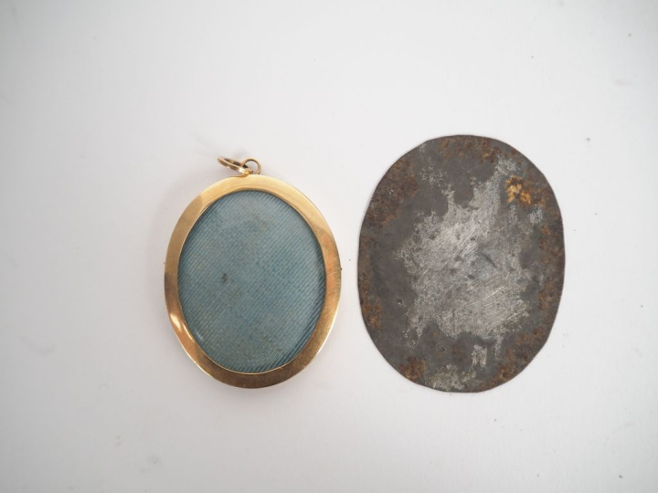 Miniature fin XVIIIème, "portrait d'homme à l'habit rouge" Dim. 4,5 x 