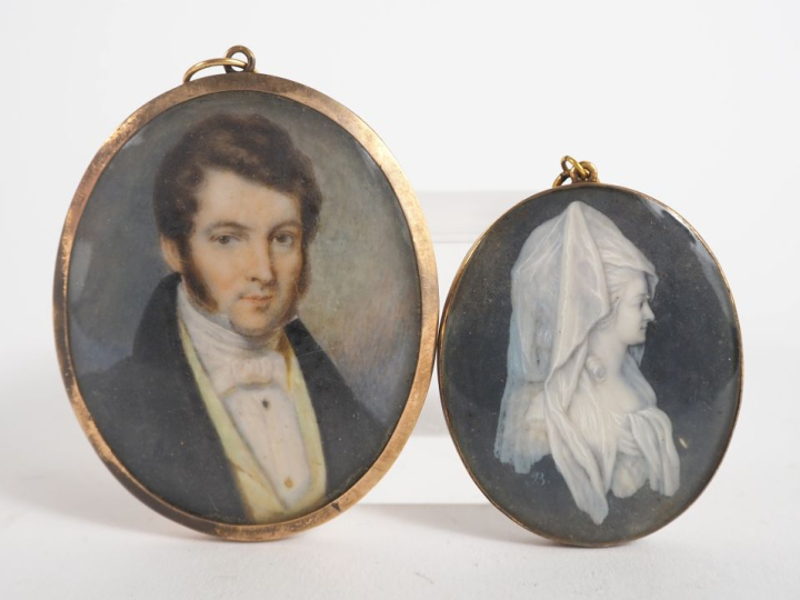 Miniature Directoire, "portrait d'homme au jabot", ornée au revers d'u