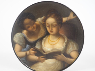 Vente aux enchères Boîte couverte en bois noirci ornée d'une miniature, "jeunes femmes à 