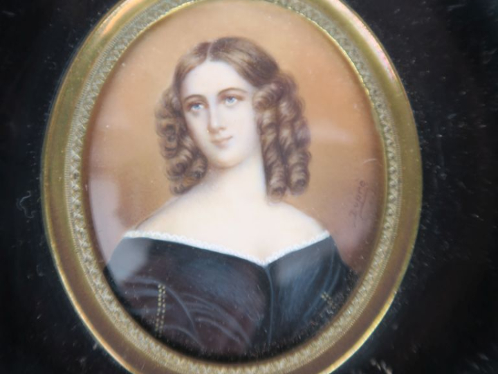 Miniature XIXème, "scène galante". Diam. 5,5 cm.   On y joint deux min