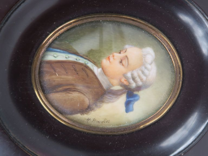Miniature XIXème, "scène galante". Diam. 5,5 cm.   On y joint deux min