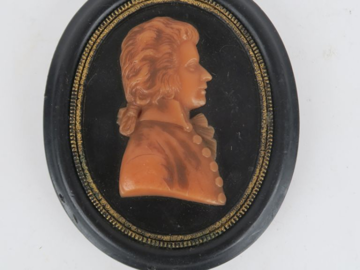 Plaque XIXème en cire, "portrait d'homme de profil". Dim. 12,5 x 10,5 