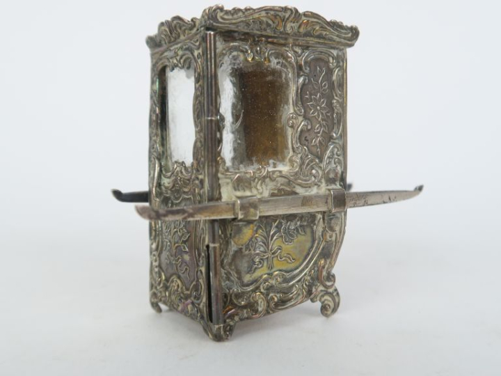 Sujet XIXème en argent figurant une chaise à porteur. Poinçonné. Poids